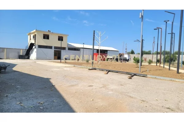 GODINE KOMERCIALE DHE TOKE NE SHITJE, E VENDOSUR NE VLORE!