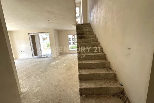 Appartamento in vendita a Durazzo 2+1, Vuoto