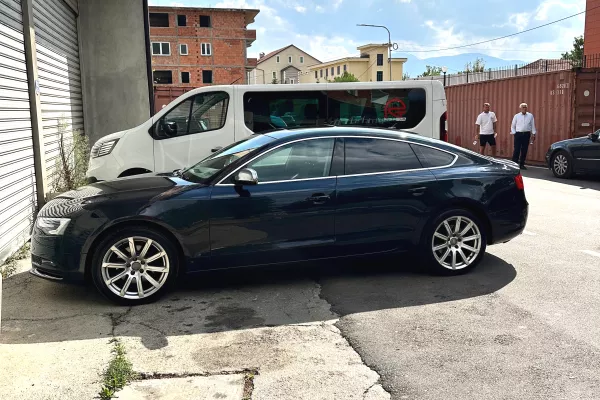 Makina ne shitje ne Tirane - 10,800 Euro