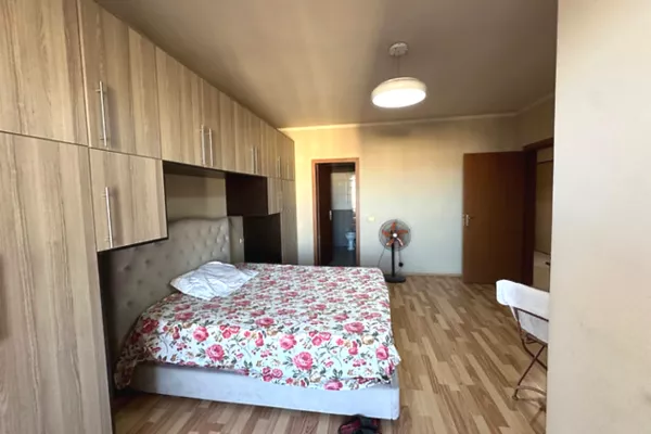 Shtepi ne shitje Apartament ne Tirane, 2+1, Mobilimi E mobiluar, Pagesa 144,000  Euro.