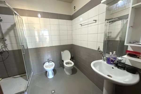 Shtepi ne shitje Apartament ne Tirane, 2+1, Mobilimi E mobiluar, Pagesa 144,000  Euro.