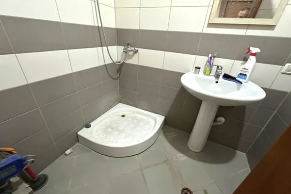 Shtepi ne shitje Apartament ne Tirane, 2+1, Mobilimi E mobiluar, Pagesa 144,000  Euro.