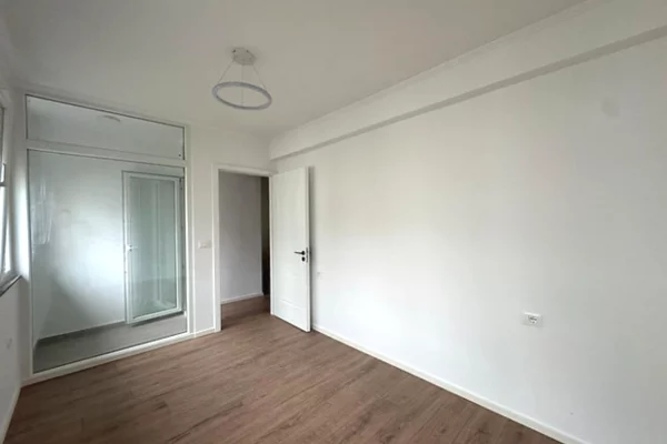 Shtepi ne shitje Apartament ne Tirane, 1+1, Mobilimi Bosh, pa mobiluar, Pagesa 102,000  Euro.