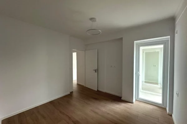 Shtepi ne shitje Apartament ne Tirane, 1+1, Mobilimi Bosh, pa mobiluar, Pagesa 115,000  Euro.