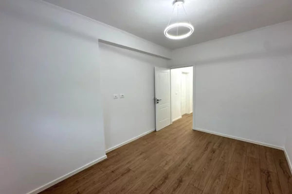 Shtepi ne shitje Apartament ne Tirane, 1+1, Mobilimi Bosh, pa mobiluar, Pagesa 117,000  Euro.