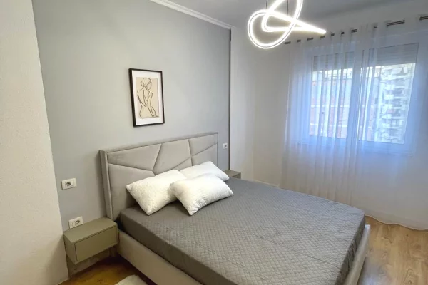 Shtepi ne shitje Apartament ne Tirane, 1+1, Mobilimi E mobiluar, Pagesa 109,000  Euro.