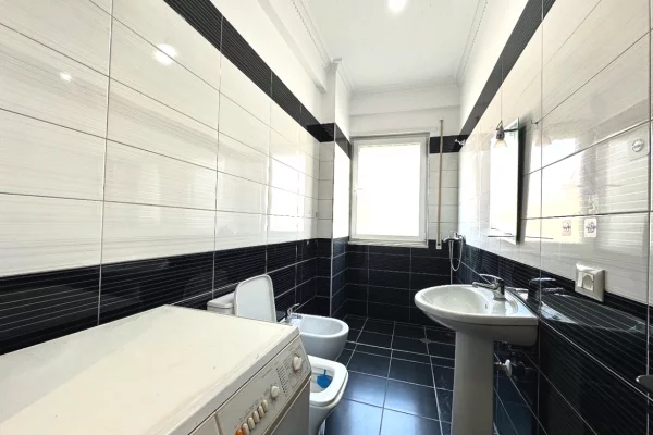 Shtepi ne shitje Apartament ne Tirane, 2+1, Mobilimi E mobiluar, Pagesa 190,000  Euro.