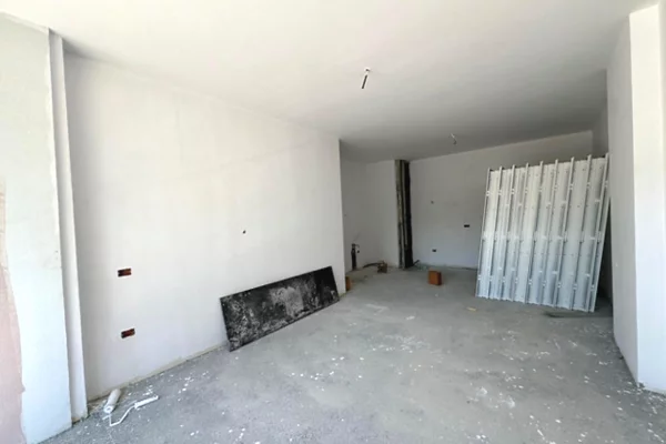 Shtepi ne shitje Apartament ne Tirane, 1+1, Mobilimi Bosh, pa mobiluar, Pagesa 215,000  Euro.