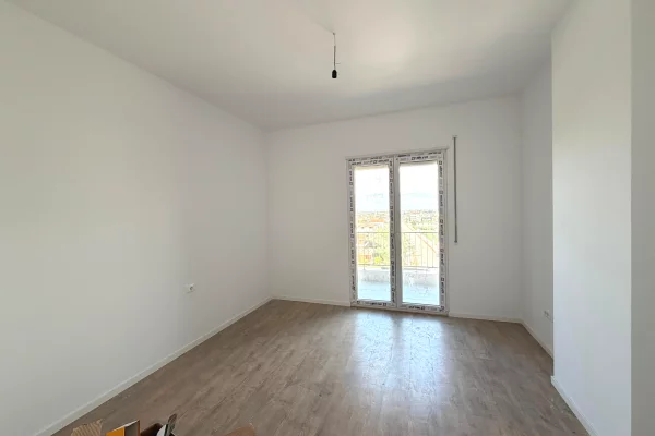 Shtepi ne shitje Apartament ne Tirane, 2+1, Mobilimi Bosh, pa mobiluar, Pagesa 91,800  Euro.