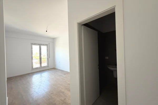 Shtepi ne shitje Apartament ne Tirane, 2+1, Mobilimi Bosh, pa mobiluar, Pagesa 91,800  Euro.