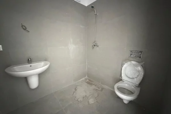 Shtepi ne shitje Apartament ne Tirane, 2+1, Mobilimi Bosh, pa mobiluar, Pagesa 91,800  Euro.