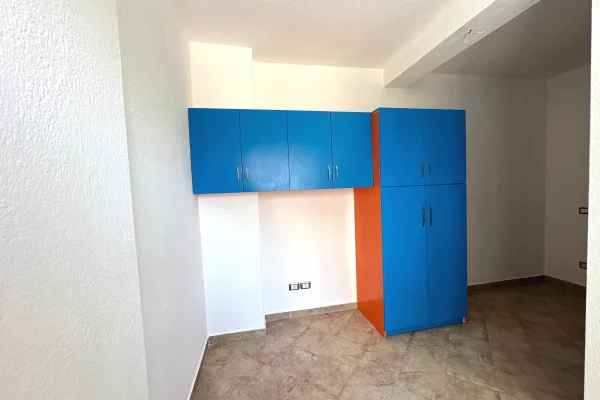 Shtepi ne shitje Apartament ne Tirane, 3+1, Mobilimi Pjeserisht e mobiluar, Pagesa 120,000  Euro.