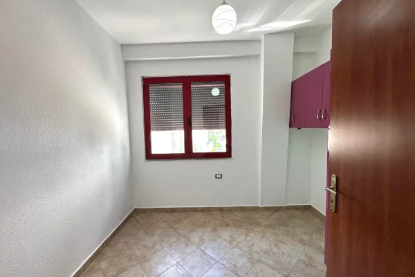 Shtepi ne shitje Apartament ne Tirane, 3+1, Mobilimi Pjeserisht e mobiluar, Pagesa 120,000  Euro.
