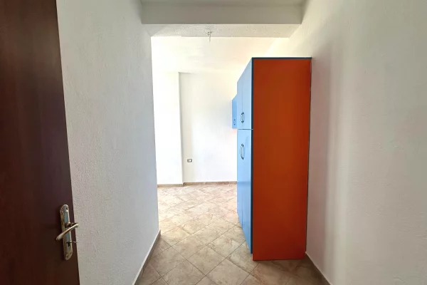 Shtepi ne shitje Apartament ne Tirane, 3+1, Mobilimi Pjeserisht e mobiluar, Pagesa 120,000  Euro.