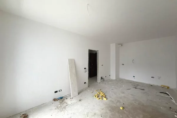 Shtepi ne shitje Apartament ne Tirane, 1+1, Mobilimi Bosh, pa mobiluar, Pagesa 88,400  Euro.