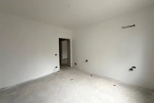 Shtepi ne shitje Apartament ne Tirane, 1+1, Mobilimi Bosh, pa mobiluar, Pagesa 88,400  Euro.