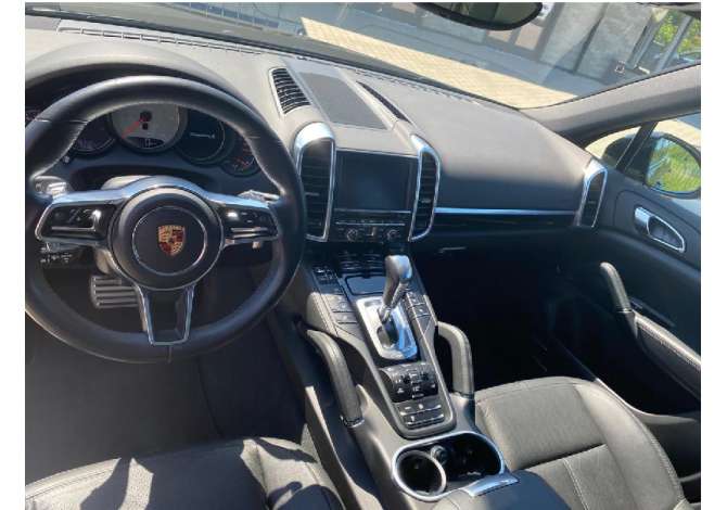 Jepet me qera PORSCHE CAYENNE duke filluar nga 200 euro dita
