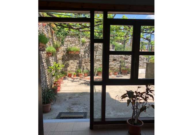 Shtepi ne shitje Shtepi Private ne Gjirokaster, 4+1, Mobilimi E mobiluar, Pagesa 150,000  Euro.