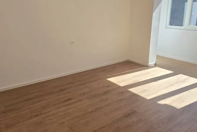 Shtepi ne shitje Apartament ne Tirane, 1+1, Mobilimi Bosh, pa mobiluar, Pagesa 135,000  Euro.