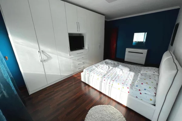 Shtepi me qera Apartament ne Tirane, 2+1, Mobilimi E mobiluar, Pagesa 800  Euro.