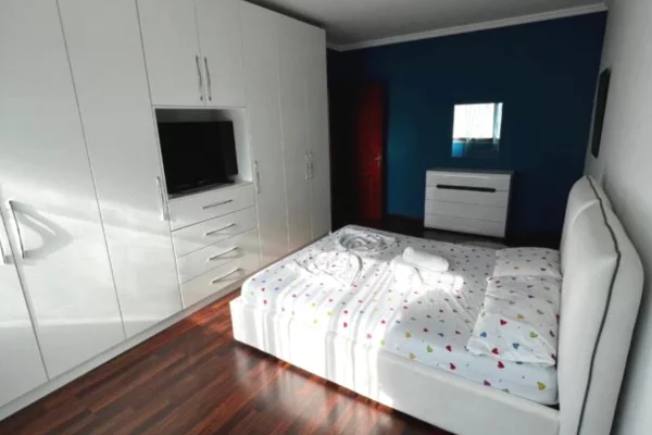 Shtepi me qera Apartament ne Tirane, 2+1, Mobilimi E mobiluar, Pagesa 800  Euro.