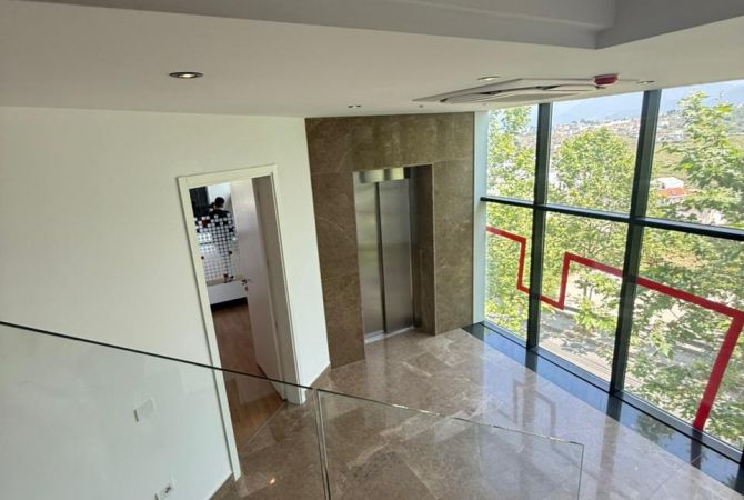 Ambiente Commerciale in Affitto 3+1 a Tirana - 10,000 Euro
