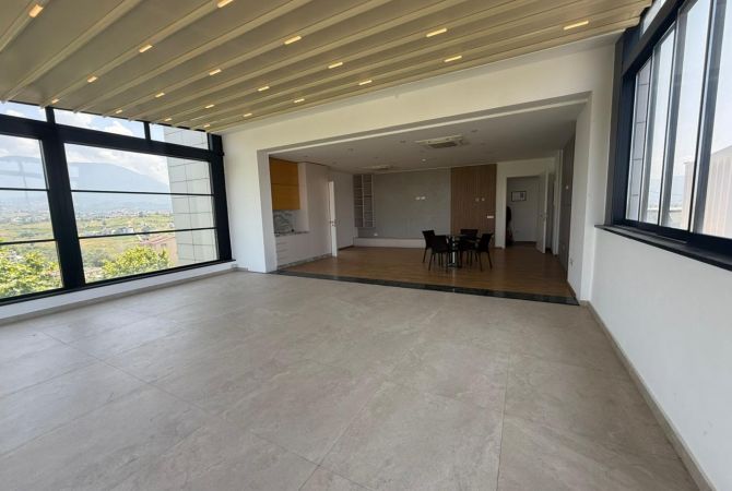 Ambiente Commerciale in Affitto 3+1 a Tirana - 10,000 Euro