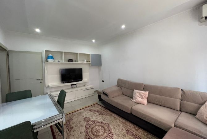 Shtepi me qera Apartament ne Tirane, 1+1, Mobilimi E mobiluar, Pagesa 450  Euro.