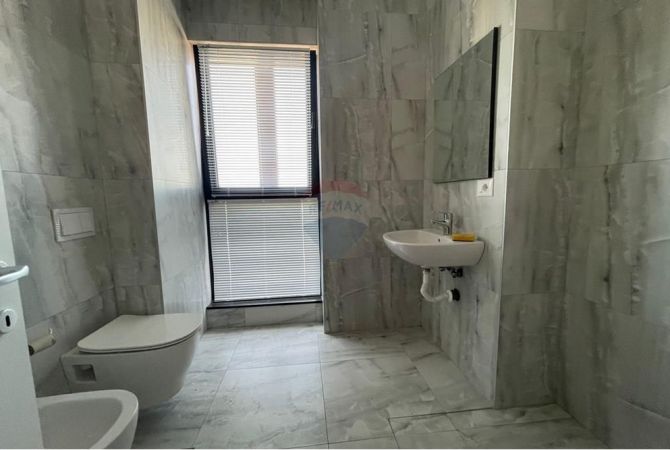 Zyre Per Qira Tek Tirana Garden Building