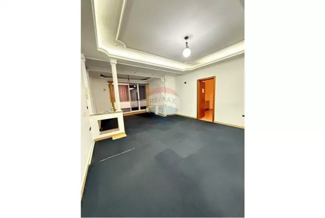 Ambiente Commerciale in Affitto 3+1 a Tirana - 1,500 Euro