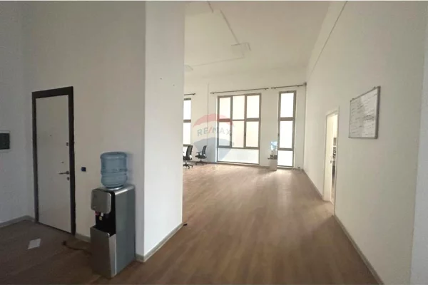 Ambient biznesi me qera 3+1 ne Tirane - 1,600 Euro