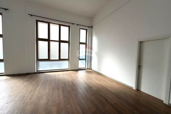Ambient biznesi me qera 3+1 ne Tirane - 1,600 Euro