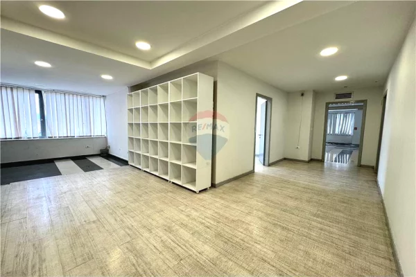 Ambient biznesi me qera 3+1 ne Tirane - 2,500 Euro