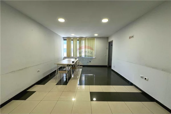 Ambient biznesi me qera 3+1 ne Tirane - 2,500 Euro