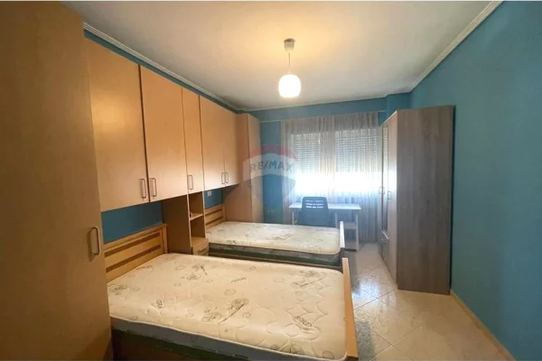 Shtepi ne shitje Apartament ne Tirane, 2+1, Mobilimi E mobiluar, Pagesa 180,000  Euro.