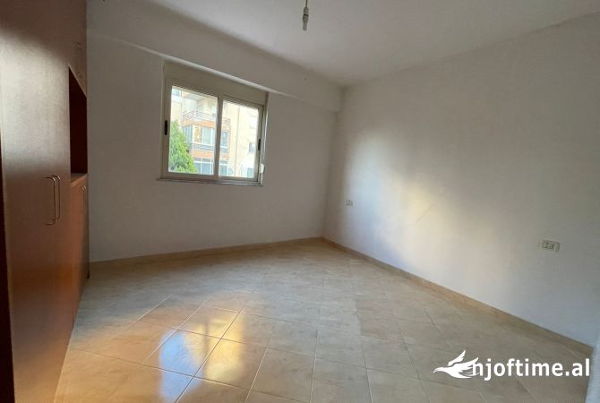 Shtepi ne shitje Apartament ne Durres, 1+1, Mobilimi Bosh, pa mobiluar, Pagesa 69,000  Euro.