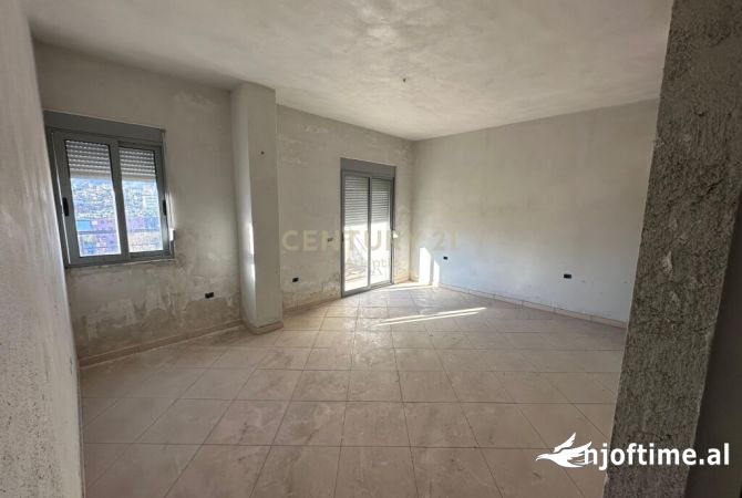 Shtepi ne shitje Apartament ne Durres, 3+1, Mobilimi Bosh, pa mobiluar, Pagesa 125,000  Euro.