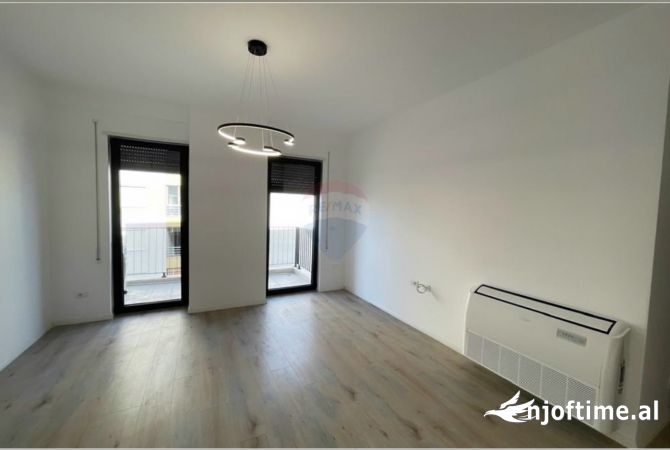 Zyre per qira tek Stacioni Trenit