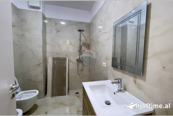 Zyre per qira tek Stacioni Trenit