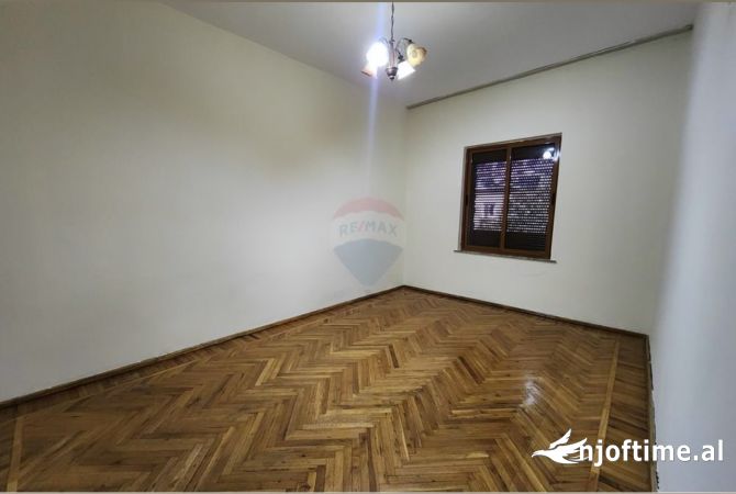 Ambient biznesi me qera 3+1 ne Tirane - 700 Euro
