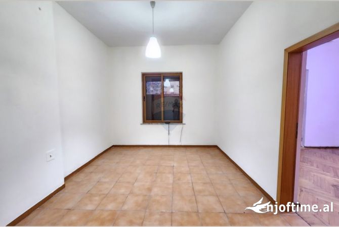 Ambient biznesi me qera 3+1 ne Tirane - 700 Euro
