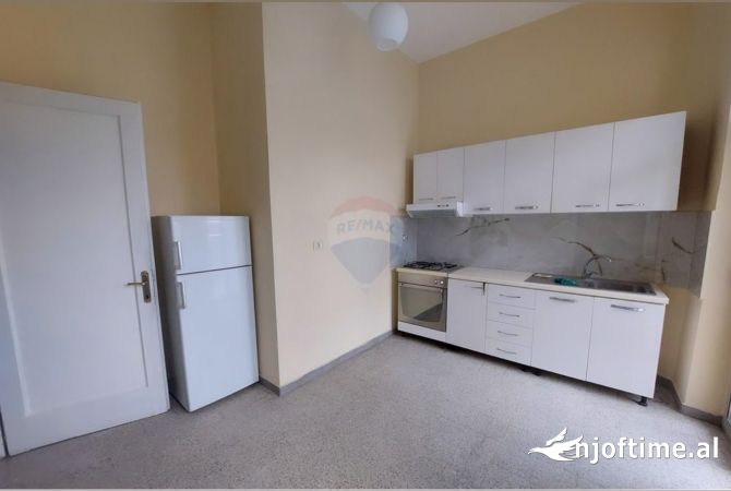 Ambient biznesi me qera 3+1 ne Tirane - 1,300 Euro