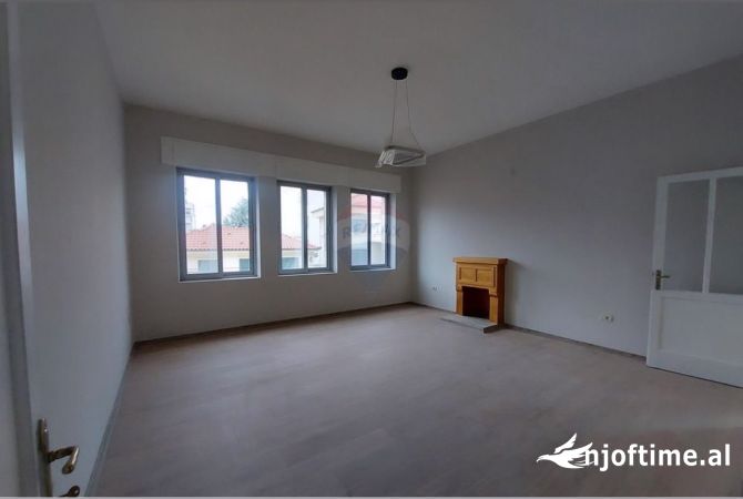 Ambient biznesi me qera 3+1 ne Tirane - 1,300 Euro