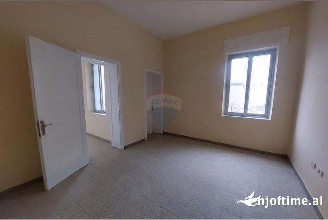 Ambient biznesi me qera 3+1 ne Tirane - 1,300 Euro
