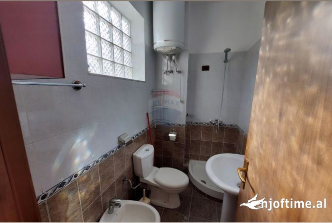 Shtepi me qera Apartament ne Tirane, 2+1, Mobilimi E mobiluar, Pagesa 50,000  Leke.