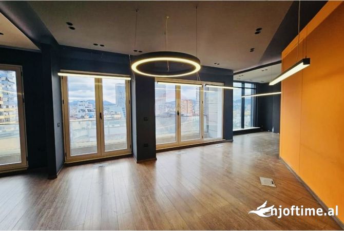 Ambient biznesi me qera 3+1 ne Tirane - 140,000 Leke