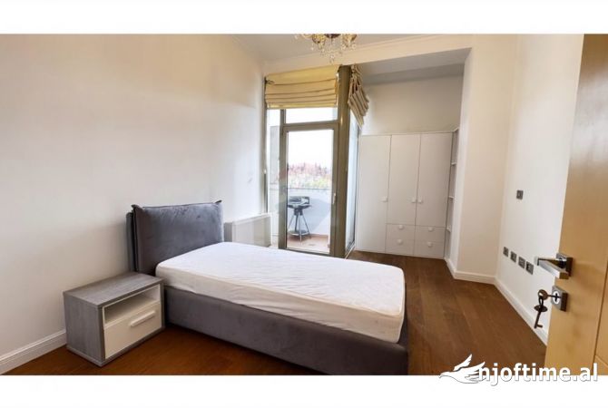 Shtepi me qera Apartament ne Tirane, 4+1, Mobilimi Pjeserisht e mobiluar, Pagesa 2,300  Euro.