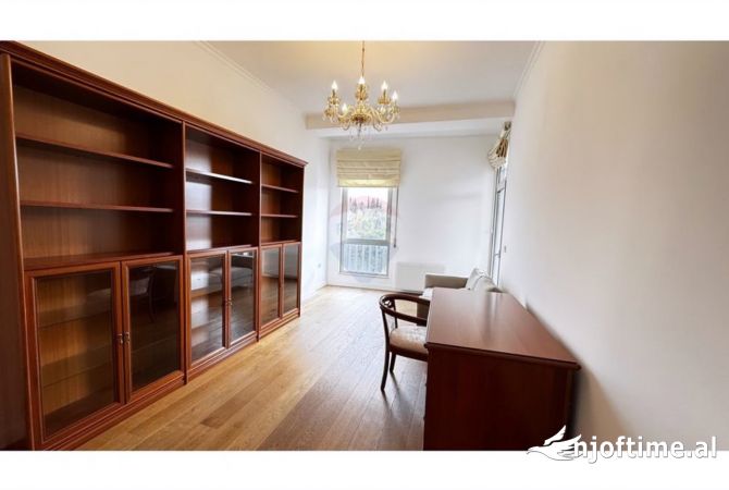 Shtepi me qera Apartament ne Tirane, 4+1, Mobilimi Pjeserisht e mobiluar, Pagesa 2,300  Euro.