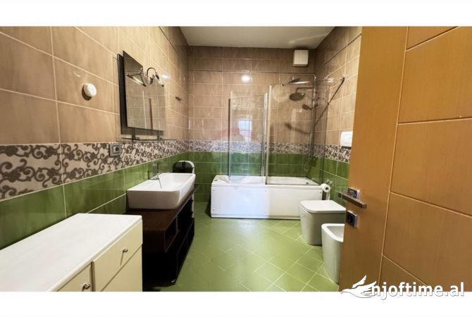 Shtepi me qera Apartament ne Tirane, 4+1, Mobilimi Pjeserisht e mobiluar, Pagesa 2,300  Euro.