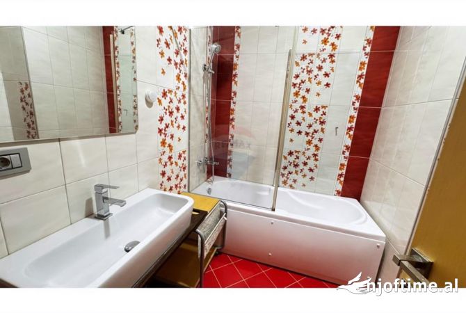 Shtepi me qera Apartament ne Tirane, 4+1, Mobilimi Pjeserisht e mobiluar, Pagesa 2,300  Euro.